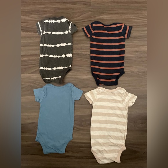 Gerber baby boy 4 piece bundle of multicolor onesies size 6-9 months - Picture 3 of 8
